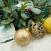 Set de 12 ornamente de brad, de tip glob, auriu/galben, din plastic, cu finisaj sclipitor