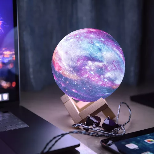 Lampa de veghe in forma de luna cu stele 3D Moon Light, alimentare baterii, stand din lemn inclus, 10 cm