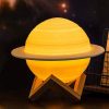 Lampa de veghe 3D Saturn Light, alb cald, alimentare baterii, stand plastic inclus, 15 cm