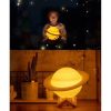 Lampa de veghe 3D Saturn Light, alb cald, alimentare baterii, stand plastic inclus, 15 cm