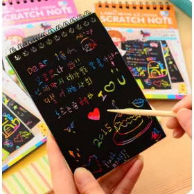   Caiet cu 10 fise razuibile DIY Magic Scratch, 26 x 19 cm, curcubeu, creion din lemn, cartonase negre