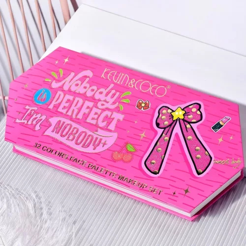 Trusa de machiaj KEVIN & COCO, Nobody is Perfect, I am Nobody, 32 culori, 29 x 23.5 x 3 cm