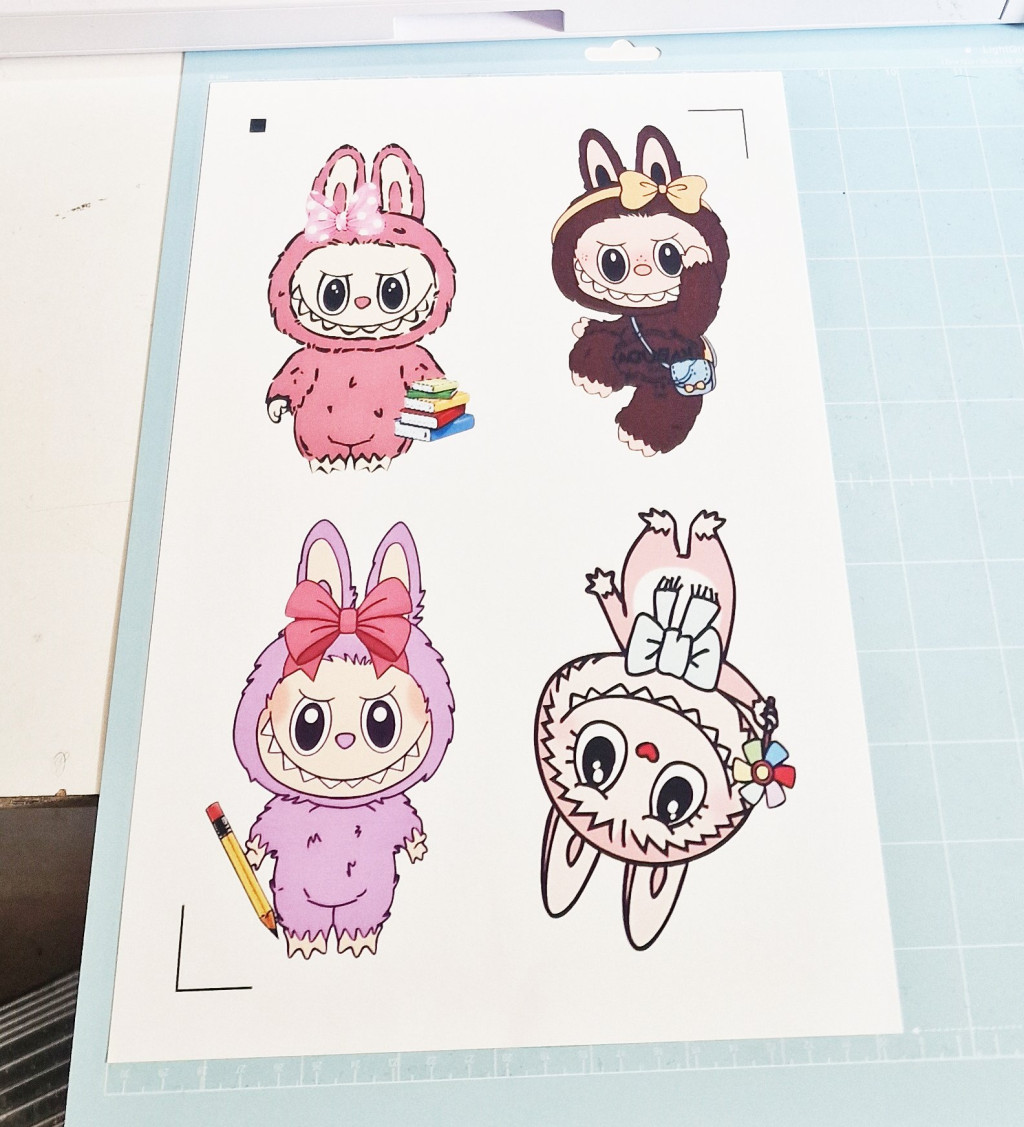 Sticker mic/mare pentru tricouri sau alte materiale textile albe, termo aplicabile, model La Bubu 7 — varianta 3