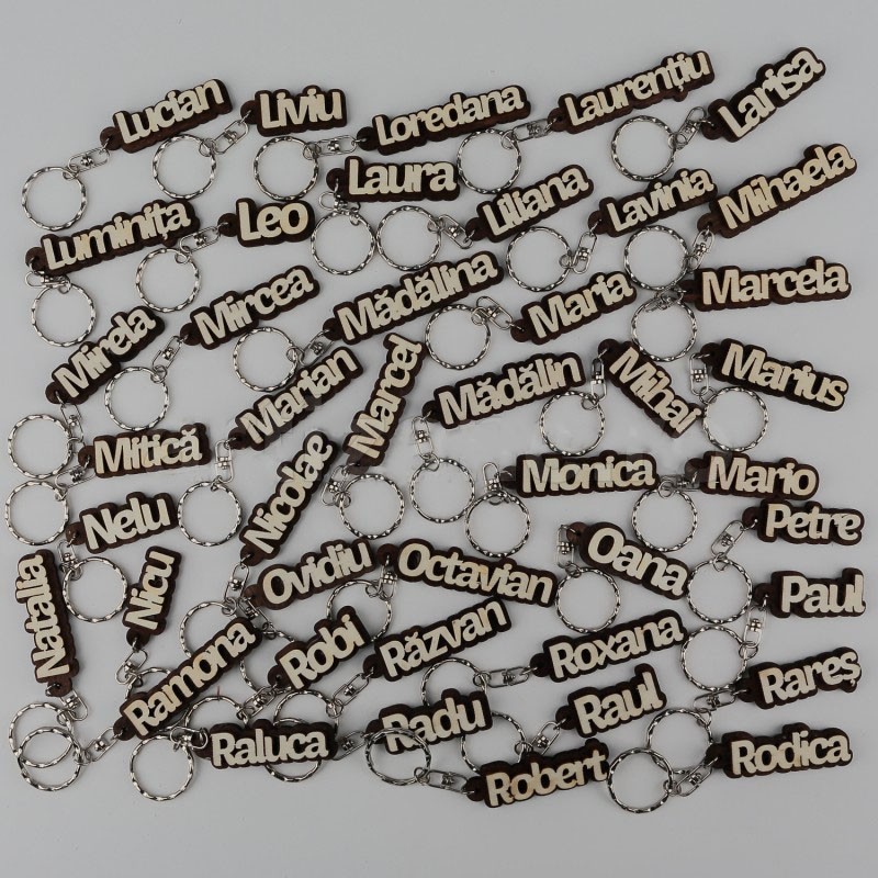 Breloc din lemn, nume "Remus" — varianta 2