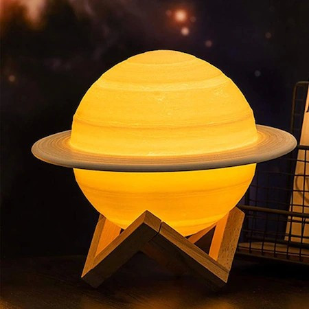 Lampa de veghe 3D Saturn Light, alb cald, alimentare baterii, stand plastic inclus, 15 cm — varianta 2