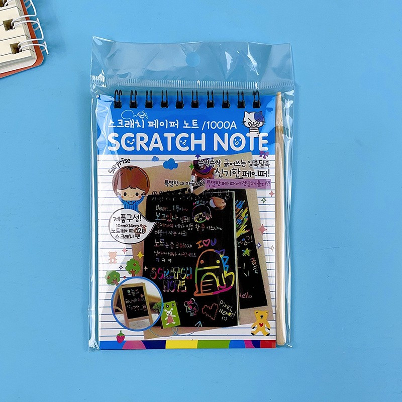 Caiet cu 10 fise razuibile DIY Magic Scratch, 14.5 x 10 cm, curcubeu, creion lemn, cartonase negre, albastru — 2