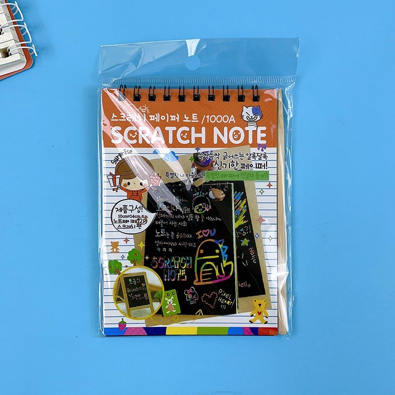Caiet cu 10 fise razuibile DIY Magic Scratch, 14.5 x 10 cm, curcubeu, creion lemn, cartonase negre, portocaliu — varianta 2