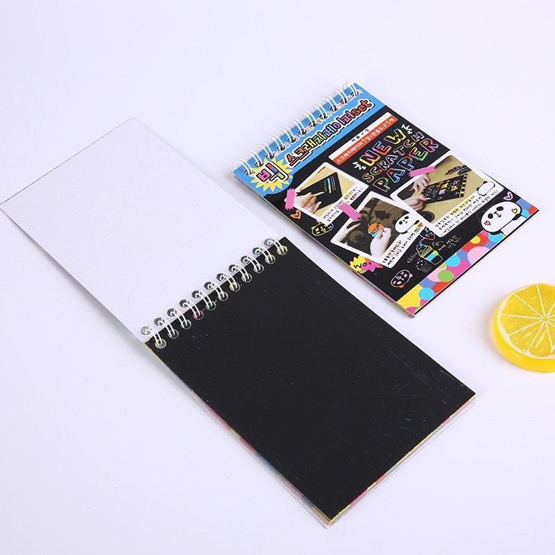 Caiet cu 10 fise razuibile DIY Magic Scratch, 20 cm x 13.5 cm, curcubeu, creion lemn, cartonase negre, multicolor — 2