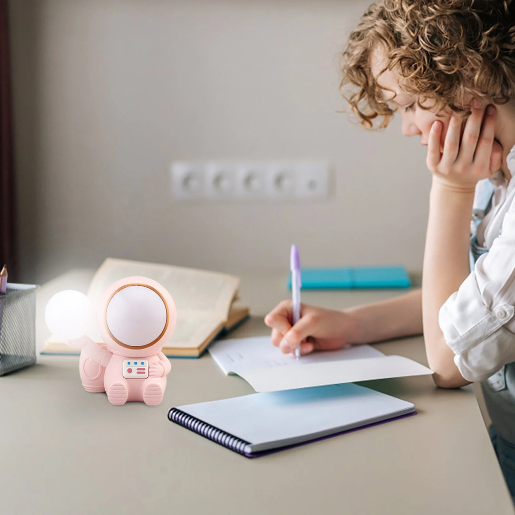 Lampa LED 2 in 1, cu ascutitoare si suport creioane, astronaut roz — varianta 3