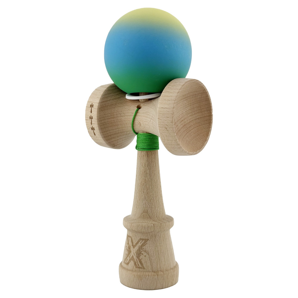 Jucarie lemn Kendama X, Rubber Grip, cupe mari V3, gaura in basecup, rulment, ata rezerva, verde/galben/albastru — varianta 2
